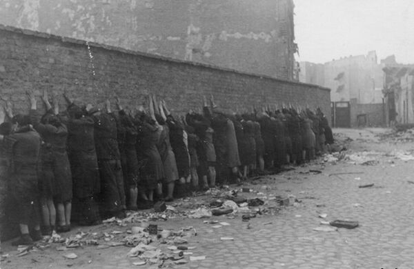 زندانیان محله یهودی نشین ورشو پس از سرکوب قیام، بهار 1943 - اسپوتنیک افغانستان  