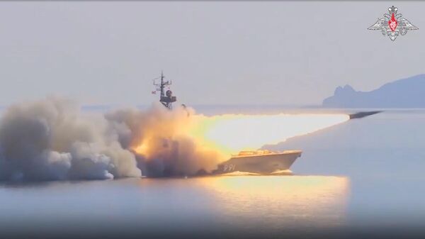 Катера Тихоокеанского флота выполняют стрельбу крылатыми ракетами Москит по морской цели условного противника. Скриншот видео - اسپوتنیک افغانستان  