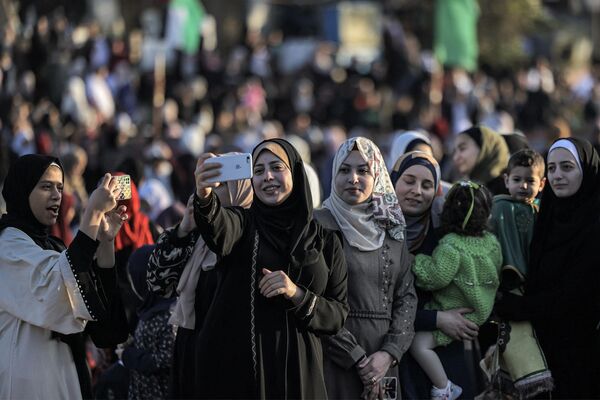 زنان مسلمان در هنگام جمع شدن پس از نماز در روز اول عید سعید فطر که پایان ماه مقدس رمضان است، برای یک عکس &quot;سلفی&quot; به تصویر کشیده شده اند. - اسپوتنیک افغانستان  