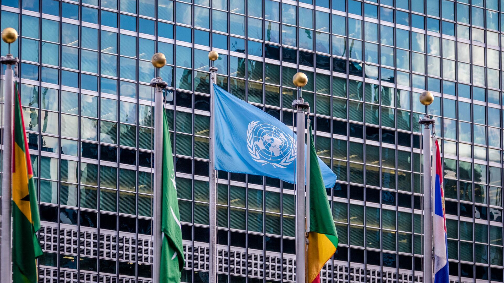 Флаги в Центральных учреждениях Организации Объединенных Наций в Нью-Йорке, США - اسپوتنیک افغانستان  , 1920, 27.04.2023