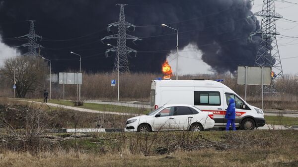 Автомобиль скорой помощи вблизи пожара на нефтебазе в Белгороде - اسپوتنیک افغانستان  