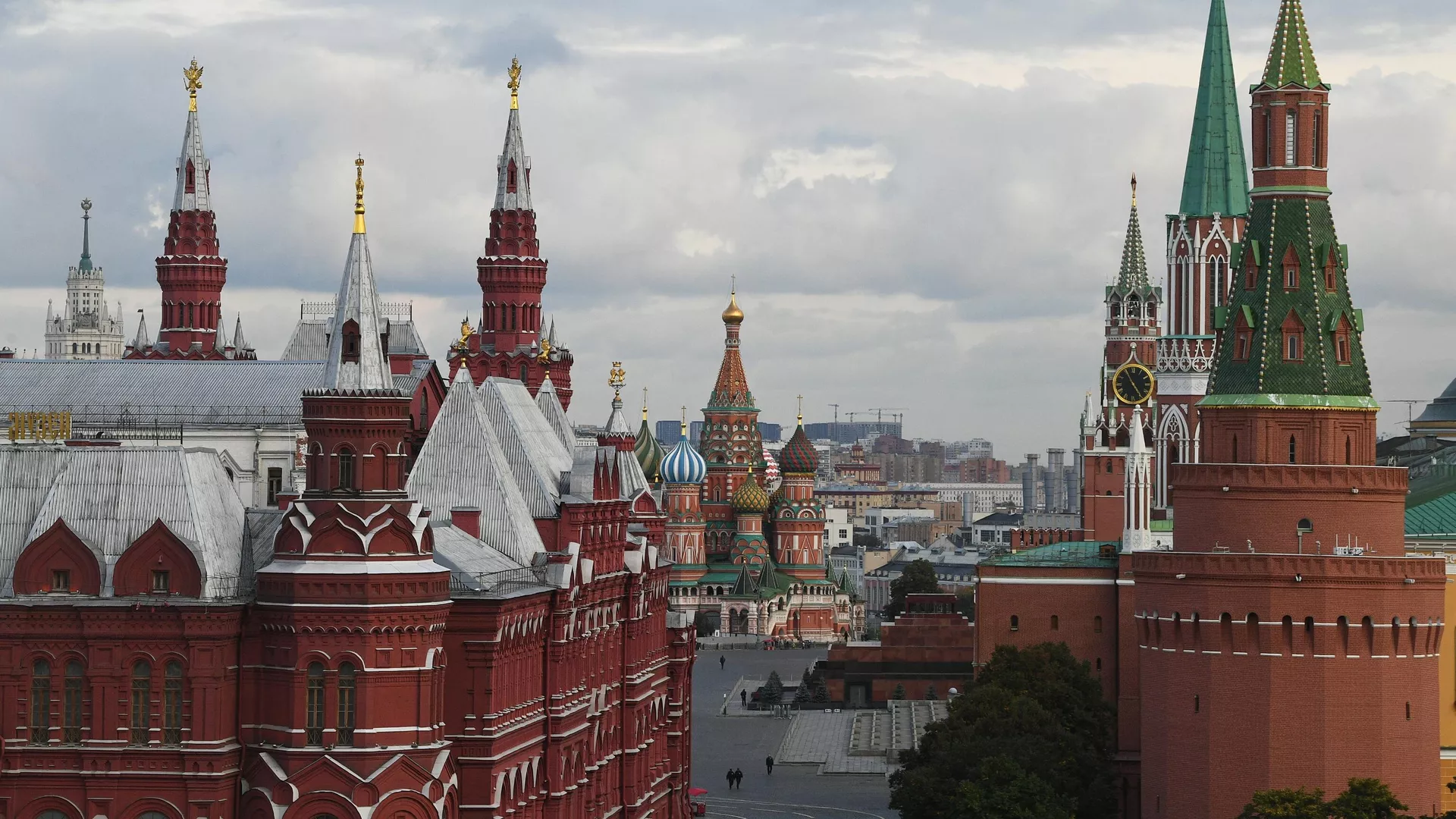 Государственный Исторический музей и Московский Кремль. Архивное фото