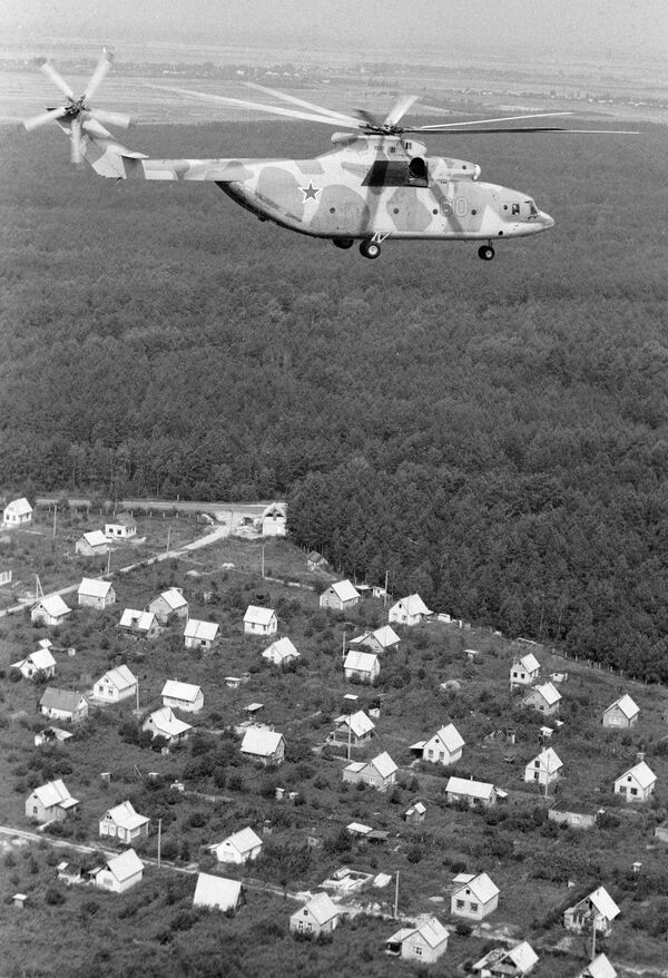 هلیکوپتر Mi-26 با دوزیمتر در هواپیما وضعیت منطقه نیروگاه هسته ای چرنوبیل را پس از فاجعه رصد می کند. - اسپوتنیک افغانستان  