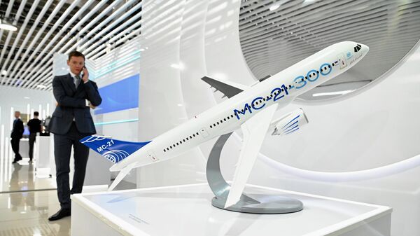 Модель самолета МС-21-300 на стенде госкорпорации Росатом на выставке в рамках XII Международного форума Атомэкспо-2022 в Сочи - اسپوتنیک افغانستان  