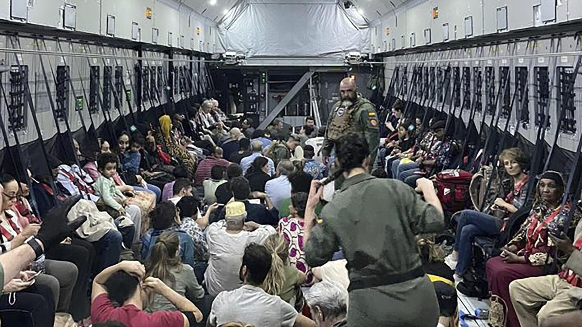 Эвакуированные из Судана граждане разных стран в военном самолете ВВС Испании  - اسپوتنیک افغانستان  , 1920, 30.04.2023