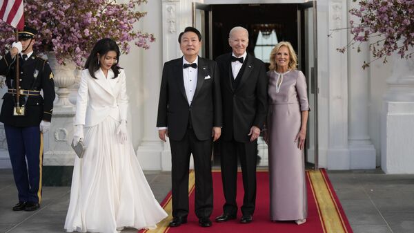 Первая леди Южной Кореи Ким Кеон Хи, президент Южной Кореи Юн Сок Ёль, президент США Джо Байден и первой леди США Джилл Байден у Белого дома в Вашингтоне - اسپوتنیک افغانستان  
