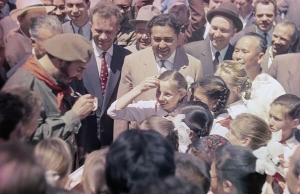 بازدید فیدل کاسترو - رهبر انقلاب کوبا، اولین وزیر کمیته مرکزی حزب کمونیست و رئیس شورای وزیران کوبا، از اتحاد جماهیر شوروی، دیدار با پیشاهنگان در ازبکستان در جریان سفر به اتحاد جماهیر شوروی. - اسپوتنیک افغانستان  