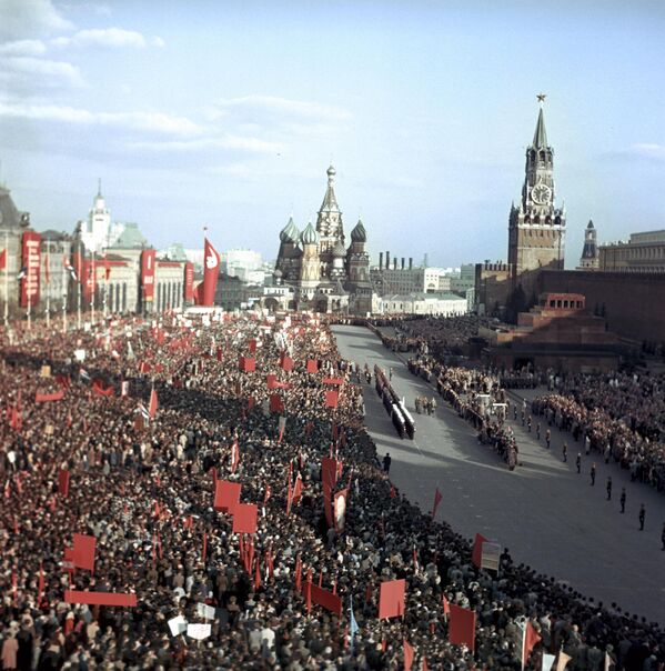 تظاهرات در میدان سرخ مسکو که به دیدار فیدل کاسترو، نخست وزیر دولت انقلابی جمهوری کوبا از اتحاد جماهیر شوروی (26 اپریل - 3 جون 1963) اختصاص داشت. - اسپوتنیک افغانستان  
