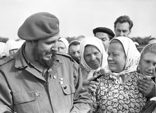 بازدید فیدل کاسترو - رهبر انقلاب، دبیر اول کمیته مرکزی حزب کمونیست و رئیس شورای وزیران کوبا از اتحاد جماهیر شوروی (26 اپریل - 3 جون 1963).دیدار با کشاورزان اوکراینی - اسپوتنیک افغانستان  