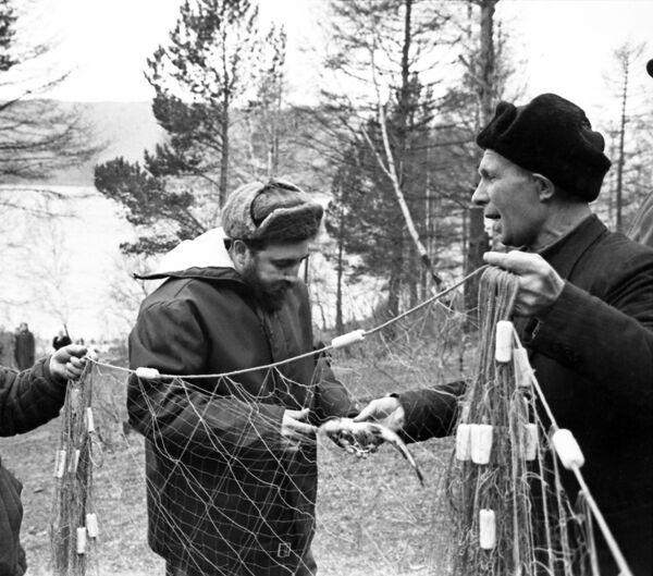 بازدید فیدل کاسترو - رهبر انقلاب، دبیر اول کمیته مرکزی حزب کمونیست و رئیس شورای وزیران کوبا از اتحاد جماهیر شوروی (26 اپریل - 3 جون 1963). با ماهیگیران در دریاچه بایکال. - اسپوتنیک افغانستان  