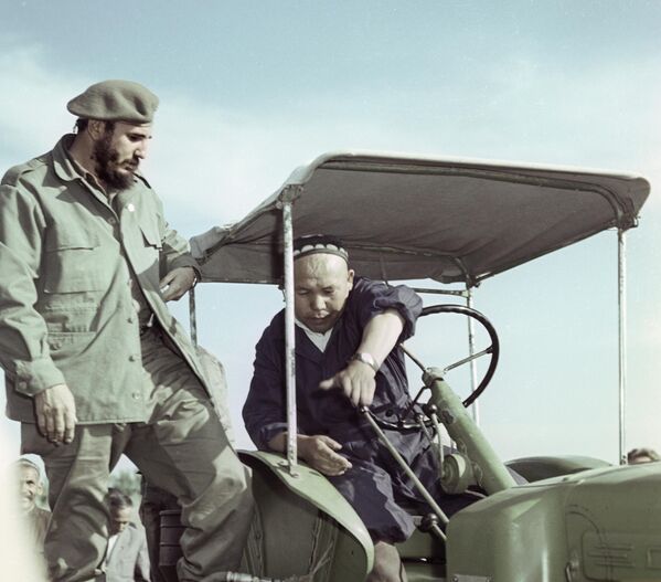 بازدید فیدل کاسترو - رهبر انقلاب، دبیر اول کمیته مرکزی حزب کمونیست و رئیس شورای وزیران کوبا از اتحاد جماهیر شوروی (26 اپریل - 3 جون 1963). ازبکستان - اسپوتنیک افغانستان  
