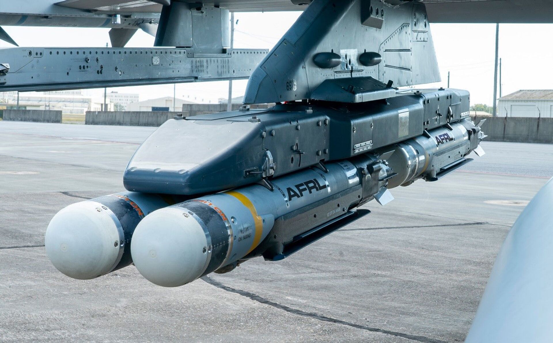 Четыре совместные бомбы малого диаметра на крыле истребителя F-16 Fighting Falcon, которые были сброшены во время первого демонстрационного полета программы Авангард Золотой Орды - اسپوتنیک افغانستان  , 1920, 29.04.2023