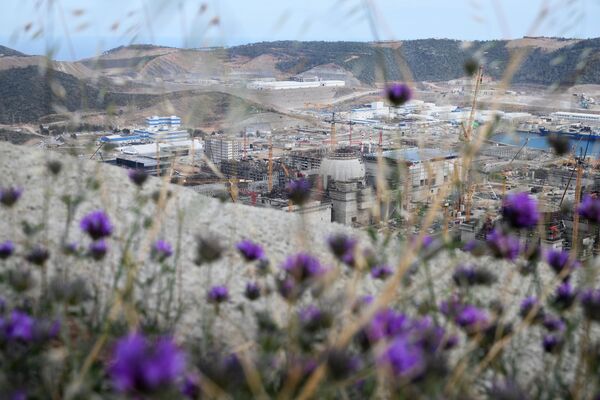 اولین واحد برق نیروگاه اتمی آق قویو در حال ساخت در شهر گلنار ترکیه ساخت این ایستگاه توسط شرکت دولتی روس اتوم بر اساس توافقنامه بین دولتی امضا شده در سال 2010 انجام می شود. - اسپوتنیک افغانستان  