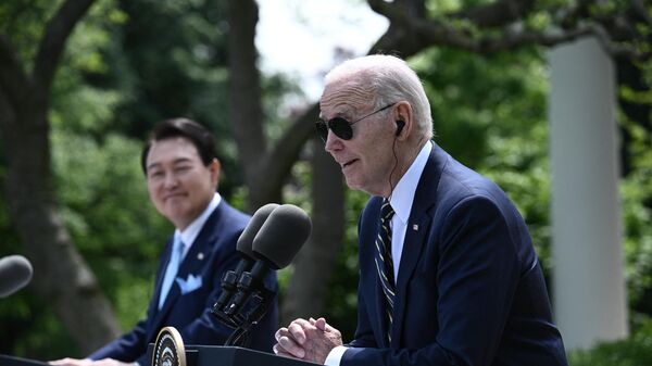 Президент США Джо Байден и президент Южной Кореи Юн Сок Ель принимают участие в пресс-конференции в Розовом саду Белого дома в Вашингтоне, США - اسپوتنیک افغانستان  