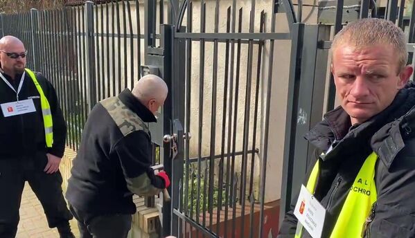 کارمندان شهرداری با همراهی پولیس وارد دروازه مکتب سفارت روسیه در ورشو شدند.در اول مارچ سال گذشته، پولند اعلام کرد که روند تصرف اموال روسیه در ورشو را آغاز کرده است. - اسپوتنیک افغانستان  
