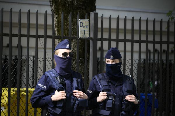 افسران پولیس در اطراف دروازه مکتب سفارت روسیه در ورشو. - اسپوتنیک افغانستان  
