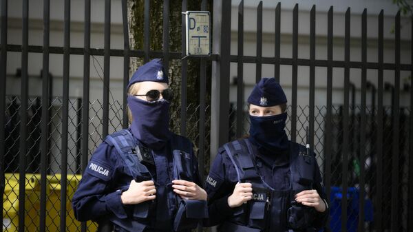 Полиция возле ворот школы при российском посольстве в Варшаве - اسپوتنیک افغانستان  