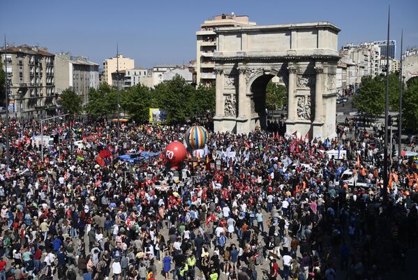 معترضان در تظاهراتی در روز اول ماه می (روز کارگر)، به مناسبت روز جهانی کارگران، بیش از یک ماه پس از آن که دولت قانون اصلاحات حقوق بازنشستگی را از طریق پارلمان تصویب کرد، در مارسی، جنوب فرانسه تجمع کردند. - اسپوتنیک افغانستان  