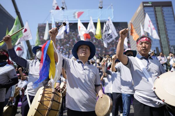 اعضای کنفدراسیون اتحادیه های کارگری کوریا در راهپیمایی روز اول ماه می سال 2023 در سئول، کوریای جنوبی شعار سر دادند. - اسپوتنیک افغانستان  