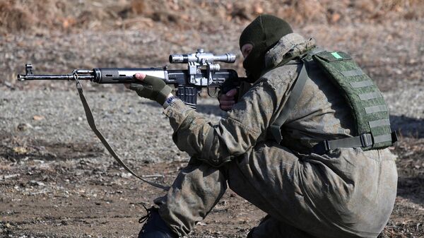 Российский военнослужащий со снайперской винтовкой на учениях. Архивное фото - اسپوتنیک افغانستان  