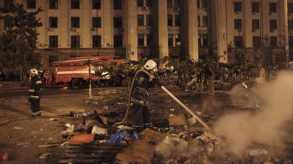 Пожарные возле сгоревшего здания профсоюзов, где более 30 человек погибли, пытаясь спастись во время столкновений в Одессе - اسپوتنیک افغانستان  