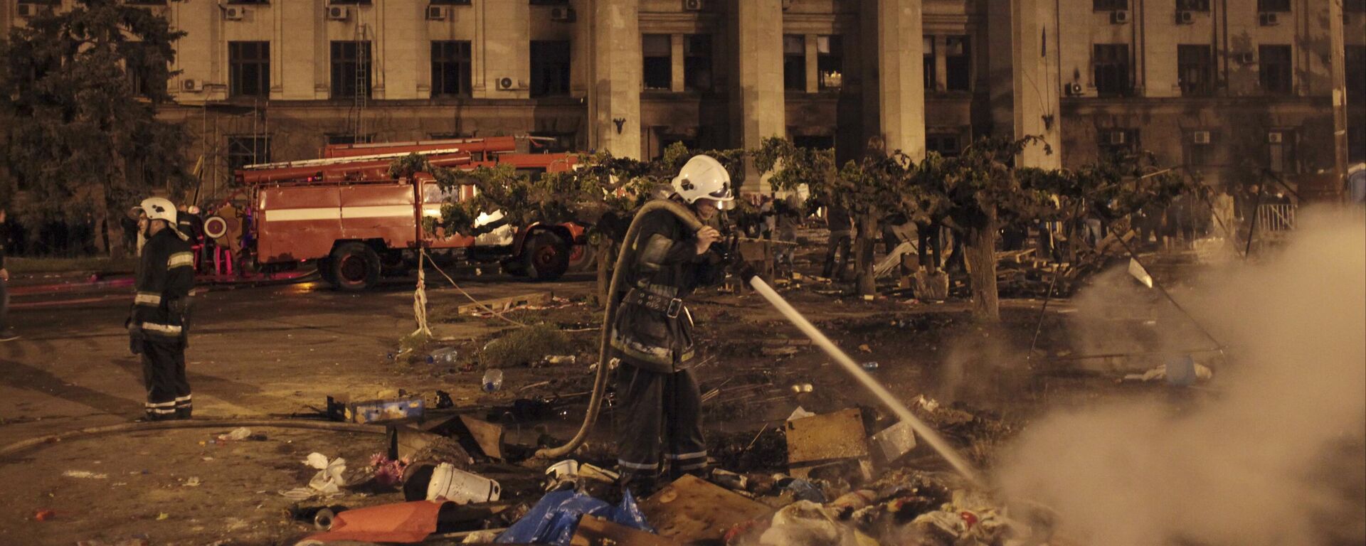 Пожарные возле сгоревшего здания профсоюзов, где более 30 человек погибли, пытаясь спастись во время столкновений в Одессе - اسپوتنیک افغانستان  , 1920, 02.05.2023