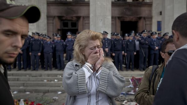 Женщина плачет у сгоревшего Дома профсоюзов в Одессе  - اسپوتنیک افغانستان  