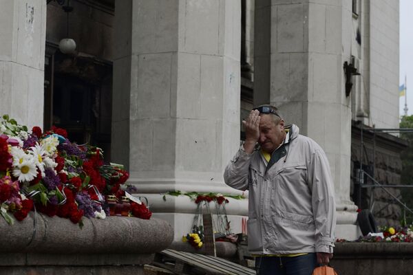 گل به یاد کسانی که در اثر آتش سوزی در خانه اتحادیه های کارگری در میدان کولیکوو پول شهر اودسا کشته شدند. - اسپوتنیک افغانستان  