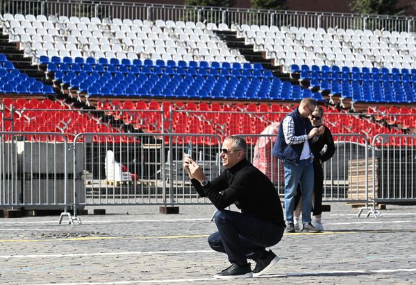 مردم در میدان سرخ، جایی که برای برگزاری رسم گذشت روز پیروزی آماده می شود. - اسپوتنیک افغانستان  