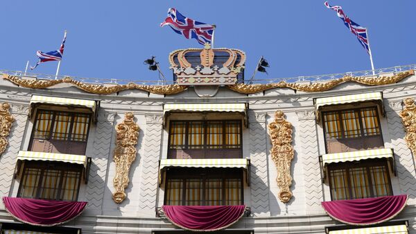 Оформление фасада отеля Дорчестер, имитирующий декор коронации 1953 года Оливера Месселя, Лондон, Великобритания - اسپوتنیک افغانستان  