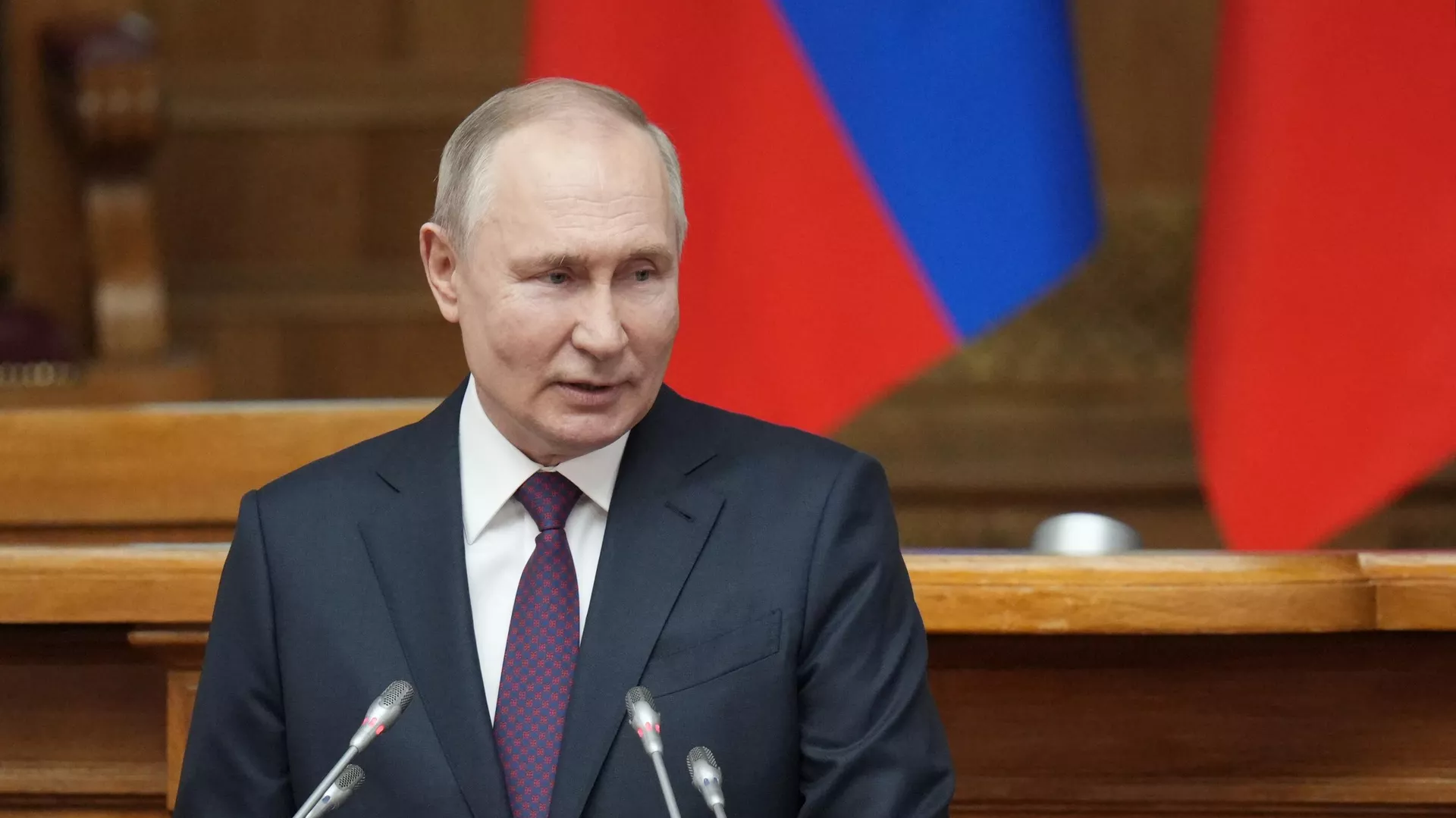  Президент РФ Владимир Путин выступает на заседании Совета законодателей РФ