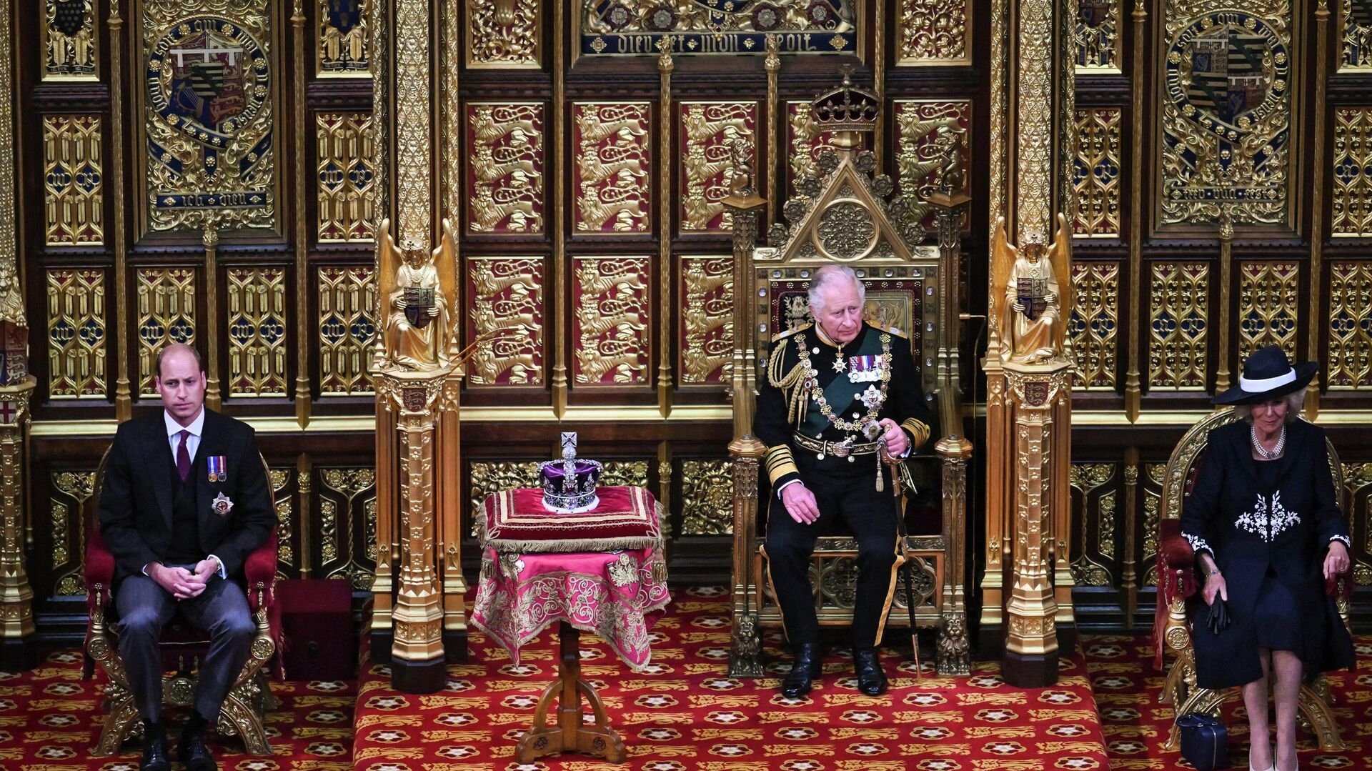 Принц Чарльз сидит в Палате лордов, в окружении принца Уильяма и Камиллы, герцогини Корнуольской, во время  открытия парламента в Лондоне - اسپوتنیک افغانستان  , 1920, 06.05.2023