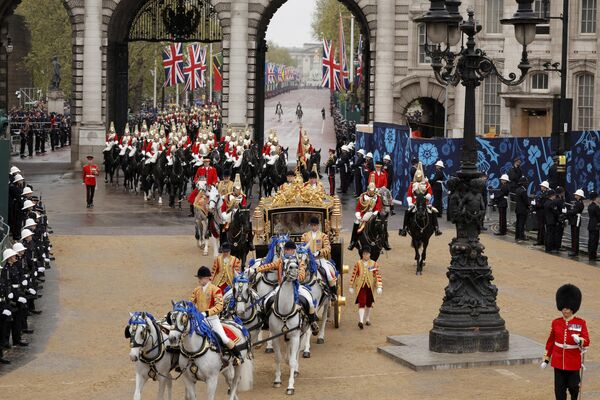 پادشاه بریتانیا چارلز سوم و کامیلا، ملکه کنسورت با بس ایالتی Diamond Jubilee از کنار طاق دریاسالاری از کاخ باکینگهام تا کلیسای وست مینستر برای مراسم تاجگذاری در لندن شنبه، 6 می 2023 عبور می کنند. - اسپوتنیک افغانستان  