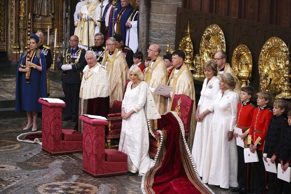 پادشاه بریتانیا چارلز سوم و کامیلا، همسر ملکه، در مراسم تاجگذاری خود در کلیسای وست مینستر، لندن، شنبه 6 مه 2023. (Yui Mok, Pool via AP) - اسپوتنیک افغانستان  