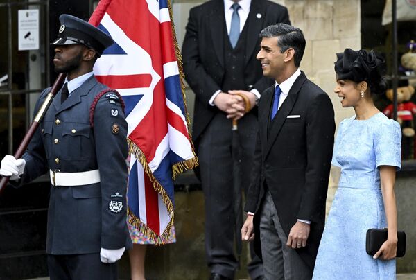 نخست وزیر بریتانیا ریشی سوناک و همسرش آکشاتا مورتی منتظر ورود پادشاه بریتانیا چارلز سوم و کامیلا، همسر ملکه، در کلیسای وست مینستر برای مراسم تاجگذاری، در لندن، شنبه، 6 می 2023 هستند. (توبی ملویل) - اسپوتنیک افغانستان  