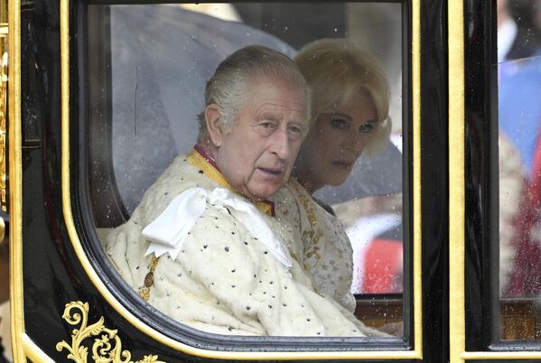 پادشاه بریتانیا چارلز سوم و کامیلا، همسر ملکه، برای مراسم تاجگذاری خود در لندن، شنبه، 6 می 2023، به مربی ایالتی Diamond Jubilee از کاخ باکینگهام به کلیسای وست مینستر می‌رسند. (توبی ملویل) - اسپوتنیک افغانستان  