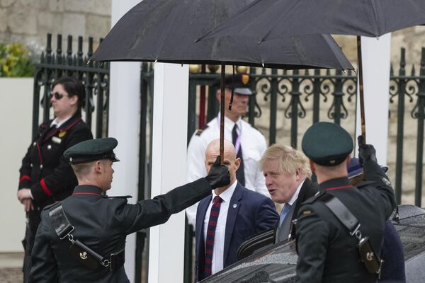 نخست وزیر سابق بریتانیا، بوریس جانسون، قبل از مراسم تاجگذاری پادشاه بریتانیا چارلز سوم در لندن شنبه، 6 می2023، وارد کلیسای وست مینستر شد.عکس از الساندرا. - اسپوتنیک افغانستان  