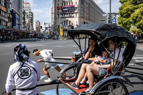 گردشگران در توکیو سوار ریکشا می شوند. - اسپوتنیک افغانستان  