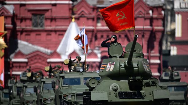 Танк Т-34 на военном параде, посвящённом 78-й годовщине Победы в Великой Отечественной войне, на Красной площади в Москве - اسپوتنیک افغانستان  