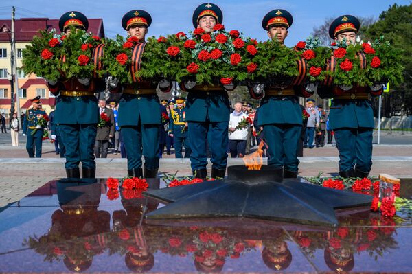 سربازان در مراسم اهدای تاج گل و گل در شعله ابدی در مجموعه یادبود به افتخار سربازان شوروی که در جنگ های آزادسازی ساخالین جنوبی در میدان شکوه در یوژنو ساخالینسک کشته شدند. - اسپوتنیک افغانستان  