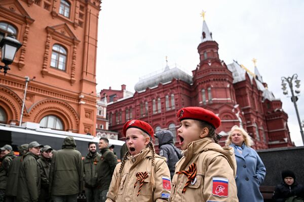 کودکان در 8 می 2023، در آستانه هفتاد و هشتمین سالگرد پایان جنگ جهانی دوم، آهنگ میهن پرستانه را در میدانManezhnaya در مسکو می خوانند. - اسپوتنیک افغانستان  