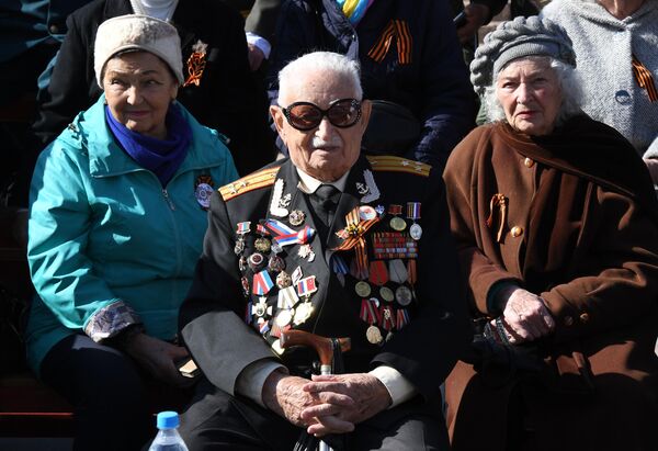 شرکت کنندگان در رسم وگذشت نظامی به مناسبت هفتاد و هشتمین سالگرد پیروزی در جنگ بزرگ میهنی در میدان پیروزی در یوژنو-ساخالینسک. - اسپوتنیک افغانستان  