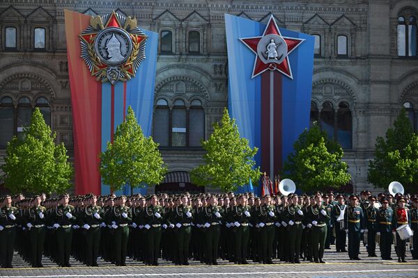 سربازان شرکت کننده قبل از شروع رسم و گذشت در مسکو که به 78 سالگرد پیروزی در جنگ بزرگ میهنی اختصاص داده شده است. - اسپوتنیک افغانستان  