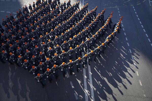 سربازان روسی برای شرکت در رژه نظامی روز پیروزی در مسکو، روسیه، سه شنبه 9 می 2023، به مناسبت هفتاد و هشتمین سالگرد پایان جنگ جهانی دوم، به سمت میدان سرخ راهپیمایی کردند. - اسپوتنیک افغانستان  