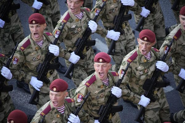 سربازان روسی برای شرکت در رسم و گذشت نظامی روز پیروزی در مسکو، روسیه، سه شنبه 9 می 2023، به مناسبت هفتاد و هشتمین سالگرد پایان جنگ جهانی دوم، به سمت میدان سرخ راهپیمایی کردند. - اسپوتنیک افغانستان  