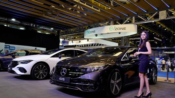 Электромобиль Mercedes EQS на выставке  e-Motor в Ливане  - اسپوتنیک افغانستان  