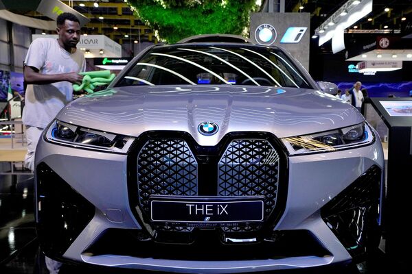 کارگر موتر الکتریکی جدید BMW iX را که در نمایشگاه e-Motor در بیروت، لبنان، چهارشنبه، 10 می 2023 نمایش داده می شود، پاک می کند. نمایشگاه e-Motor در بیروت آغاز شد و به دوستداران موتر ها این فرصت را می دهد که نسخه های اخیر را تجربه کنند.  - اسپوتنیک افغانستان  