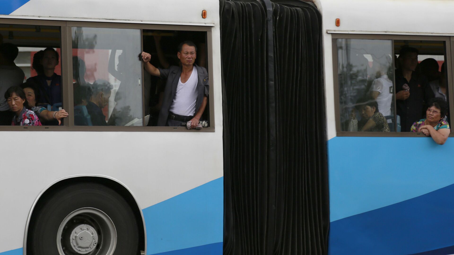 Люди едут на троллейбусе в Пхеньяне, Северная Корея - اسپوتنیک افغانستان  , 1920, 12.05.2023