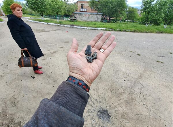 قطعات یک گلوله در محل گلوله باران توسط نیروهای مسلح اوکراین در یکی از مناطق مسکونی گورلوفکا. - اسپوتنیک افغانستان  