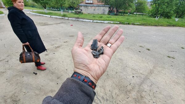 Фрагменты снаряда на месте обстрела со стороны ВСУ в одном из жилых районов Горловки - اسپوتنیک افغانستان  